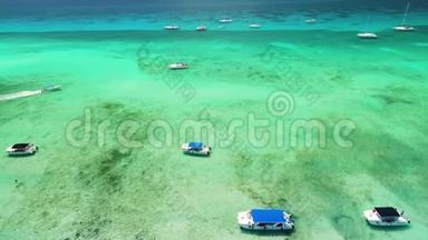 帆船，游艇和双体船在绿松石加勒比海，鸟瞰